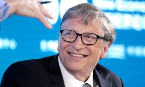 Bill Gates cho rằng lĩnh vực này sẽ tạo ra 8-10 công ty như Tesla, 1 Google, 1 Amazon và 1 Microsoft, có rất nhiều cơ hội cho những người muốn làm giàu  Ngày 21/11/2019, Bill Gates - đồng chủ tịch Quỹ Bill & Melinda Gates tham dự cuộc trò chuyện tại Diễn đàn Kinh tế Mới 2019 tại Bắc Kinh, Trung Quốc. (Ảnh: Jason Lee | Reuters)  Gates nói: "Tất cả những người đầu tư vào Tesla đều rất thông minh." Ông dự đoán rằng thành tựu này sẽ lan rộng ra tới hàng loạt các công ty trong thời gian tới.  Bill Gates là người giàu thứ tư trên thế giới, ông không cần phải quá nuôi hi vọng về kiếm tiền từ đầu tư vào lĩnh vực biến đổi khí hậu. Nhưng với những người đang muốn làm giàu từ lĩnh vực này, Gates nhận thấy rằng ngành này mang đến rất nhiều cơ hội.  Tại một cuộc phỏng vấn được phát sóng hôm thứ Tư vừa rồi trong khuôn khổ Hội nghị Thượng đỉnh về Công nghệ Khí hậu trực tuyến của SOSV, Bill Gates cho biết rằng trong tương lai lợi nhuận thu được khi đầu tư vào ngành khí hậu sẽ có giá trị tương đương với lợi nhuận mà các công ty công nghệ lớn nhất đã tạo ra.  Gates nói: "Sẽ có đến 8 Tesla, 10 Tesla trong tương lai. Và ngày nay ta chỉ mới biết được một trong số đó."  Giá trị của công ty xe điện do Elon Musk lãnh đạo đã tăng gấp đôi so với năm ngoái và tăng hơn 2.000% so với 5 năm trước.  Gates nói: "Tất cả những người đầu tư vào Tesla đều rất thông minh." Ông dự đoán rằng thành tựu này sẽ lan rộng ra tới hàng loạt các công ty trong thời gian tới. Gates nói: "Các bạn biết đấy,  sẽ có những công ty có tầm cỡ ngang với Microsoft, Google và Amazon xuất hiện trong lĩnh vực này.  Gates là nhà đồng sáng lập công ty Microsoft vào năm 1975, trong khi đó Amazon và Google được thành lập vào những năm 1990 khi Internet đang phát triển. Hiện nay, đây là ba trong số bốn công ty có giá trị lớn nhất Hoa Kỳ. Theo Forbes, hiện tại, Gates đang sở hữu khối tài sản trị giá 134,3 tỷ đô la.  SOSV là một công ty đầu tư mạo hiểm có trụ sở tại Princeton, New Jersey. Công ty này chuyên đầu tư vào các công ty khởi nghiệp trong lĩnh vực công nghệ khí hậu giai đoạn đầu.  Bill Gates đầu tư vào công nghệ sạch thông qua công ty Breakthrough Energy Ventures của mình. Nhà sáng lập công ty Amazon Jeff Bezos, Michael Bloomberg và Ray Dalio cũng là những nhà đầu tư của công ty này.  Mặc dù rất lạc quan, nhưng Gates cho rằng một lượng lớn tiền của các nhà đầu tư cũng sẽ bị cuốn phăng đi khi tham gia vào lĩnh vực này tương tự như khi bóng bóng Internet vỡ trước đây. Ông cũng nói thêm rằng thị trường ngày nay "giống như thị trường vào những ngày đầu khi phần mềm và công nghệ máy tính xuất hiện".  Gates cho biết phần lớn ngành công nghệ này "đang ở mức độ thử nghiệm" nên các nhà đầu tư sẽ cần phải cẩn trọng trong việc đánh giá tính khả thi của ý tưởng kinh doanh. Ngoài ra, nhiều dự án sẽ cần được đầu tư nguồn vốn rất lớn trước khi chúng có thể chứng minh được tính hiệu quả.  Ông nói, những công nghệ như tổng hợp hạt nhân, phân hạch hạt nhân và lưu trữ năng lượng đòi hỏi đầu tư cả "hàng trăm triệu, hoặc thậm chí là cả hàng tỷ đô la (nếu là ngành công nghệ hạt nhân) " và "Bạn không chắc chắn được liệu những công nghệ đó có khả thi hay không."  Ngoài những yêu cầu về vốn khổng lồ, ông cho biết ngành công nghệ khí hậu cần sự hậu thuẫn của các chính phủ trong việc đưa ra "những chính sách khuyến khích" tạo điều kiện cho việc áp dụng các công nghệ không phát thải.  Ông nói rằng những người muốn bỏ tiền đầu tư vào lĩnh vực này nhưng với mức rủi ro thấp hơn "có thể tài trợ vốn vào lĩnh vực năng lượng mặt trời."  Những thị trường khó đoán hơn là ngành thu gom cacbon trực tiếp từ không khí, hydro, thép và nhiên liệu hàng không.  Gates nói: "Chúng tôi có khả năng thất bại cao. Nhưng cũng có nhiều ý kiến ​​cho rằng "chúng tôi cũng có kha khá khả năng thành công," đặc biệt là với sự hỗ trợ hợp lý từ phía chính phủ.  Gates cho biết: "Nếu một người nào đó không đủ khả năng chấp nhận rủi ro hoặc nếu họ mong đợi thu được lợi nhuận trong ngắn hạn, thì bạn biết đấy, có lẽ họ nên tìm kiếm cơ hội ở lĩnh vực khác."  Tham khảo CNBC  Hường Hoàng (theo Doanh nghiệp và Tiếp thị)